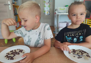 Dzieci podczas mlecznego śniadania
